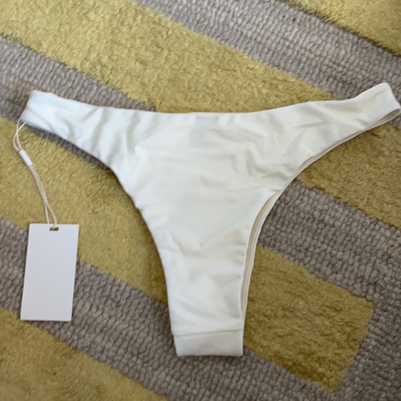 Papara Bikini Bottom in Bone
MIKOH LARGE BOTTOMS - Picture 7 of 8